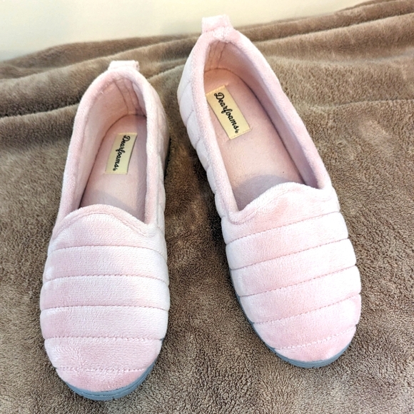 Dearfoam Quilted Slippers - Picture 1 of 2